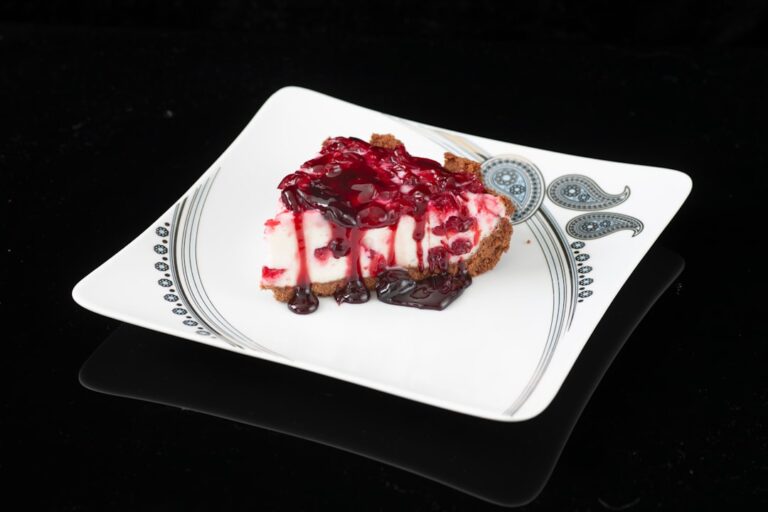 Bolo De Chocolate Fatiado Na Placa De Ceramica Branca 8vcgmq07JOQ