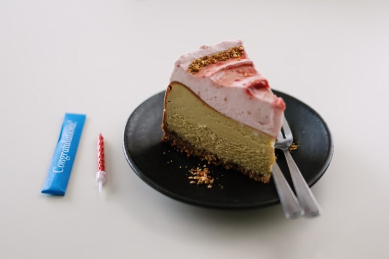 Fatia De Cheesecake Com Cobertura De Morango E Vela XwG FQvuDrI