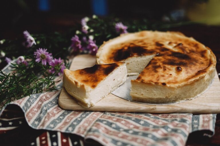 Torta Com Uma Fatia Cortada Na Bandeja De Madeira Marrom XVLJ JFTcQE