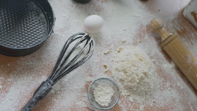 Os Ingredientes De Panificacao Sao Preparados Sobre Uma Superficie Enfarinhada YbGuWU_jMkE
