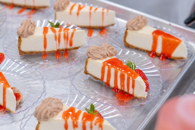 Os Cheesecakes Sao Regados Com Molho Vermelho E Creme Rn6TRw7AVIo