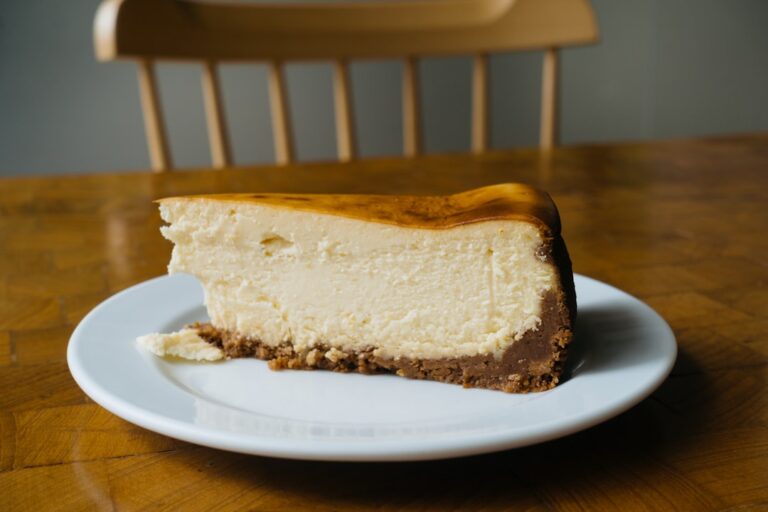 Uma Fatia De Cheesecake Fica Em Um Prato IBciV4 RvDk